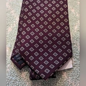 Jos A. Bank. Burgundy tie with diamond print. New 3.2"